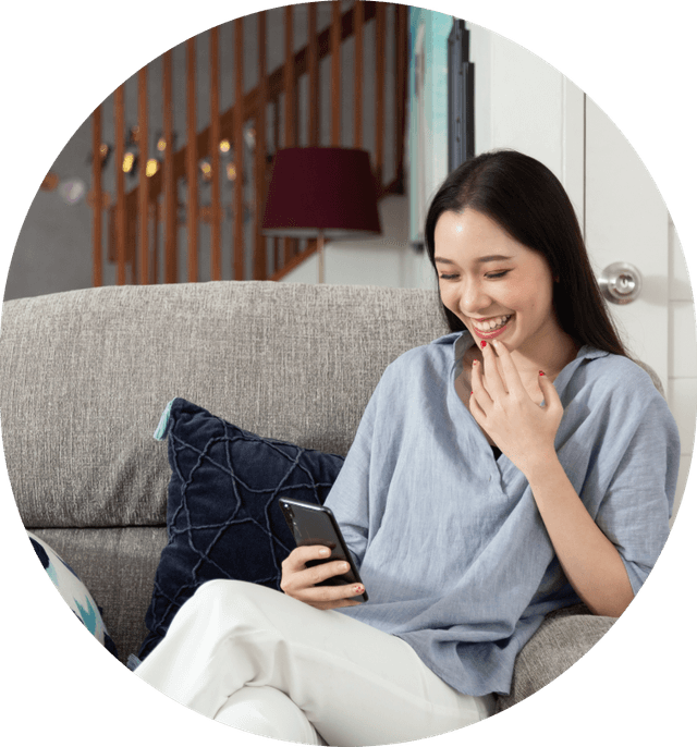 Woman play phone